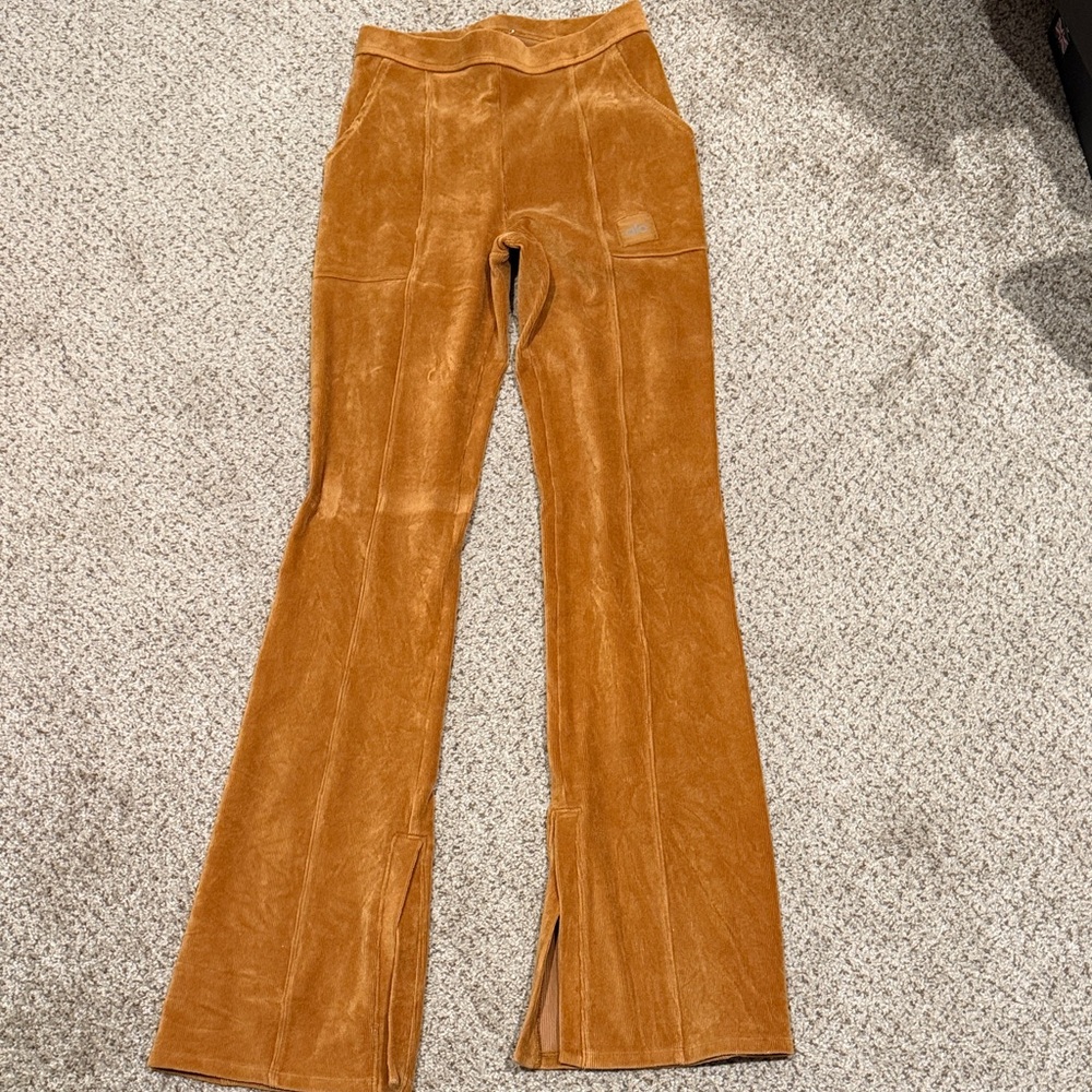 Alo Yoga stretchy corduroy pants with pockets and elastic waist